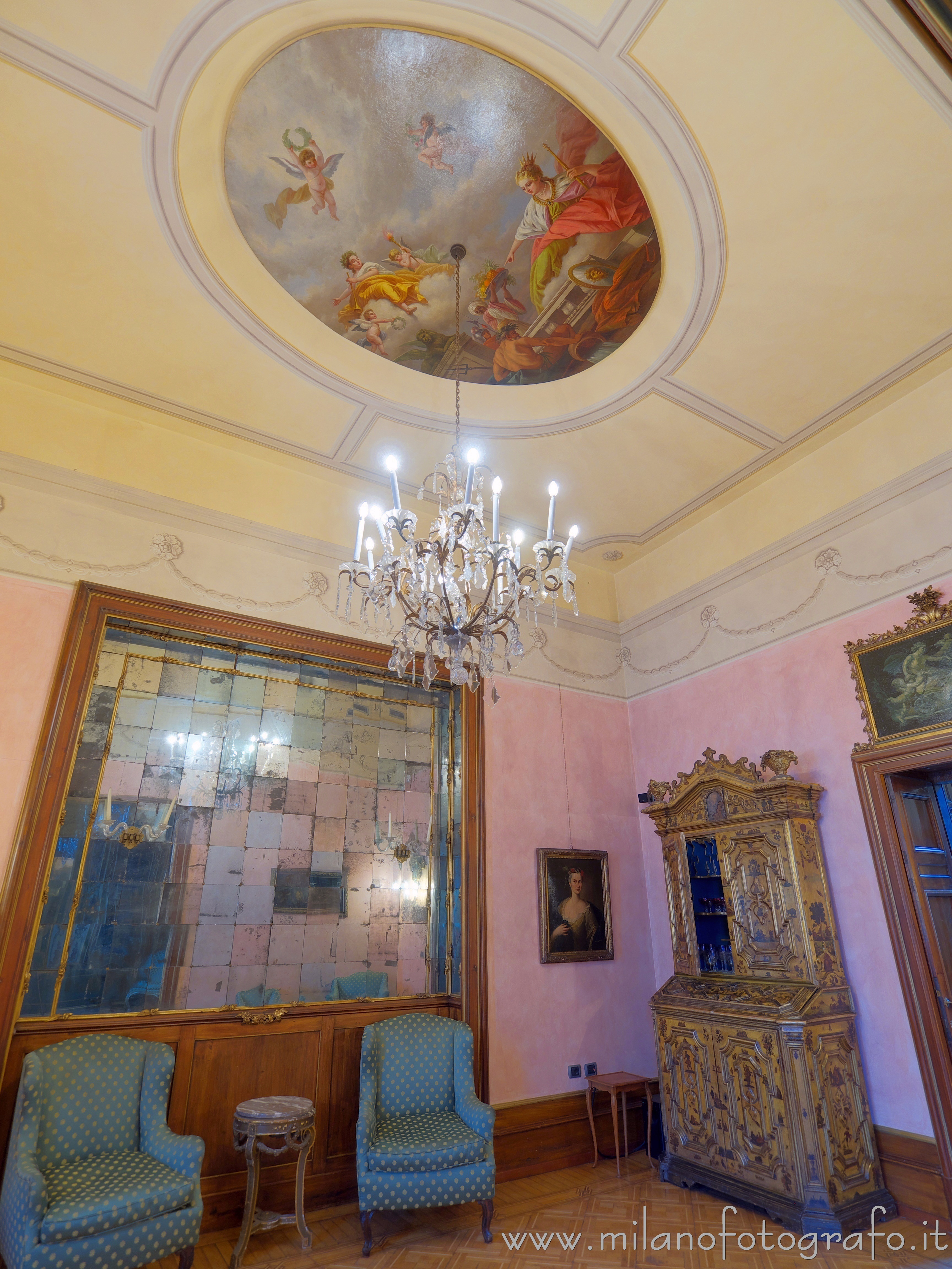 Milan (Italy) - Residenza Vignale - pink hall